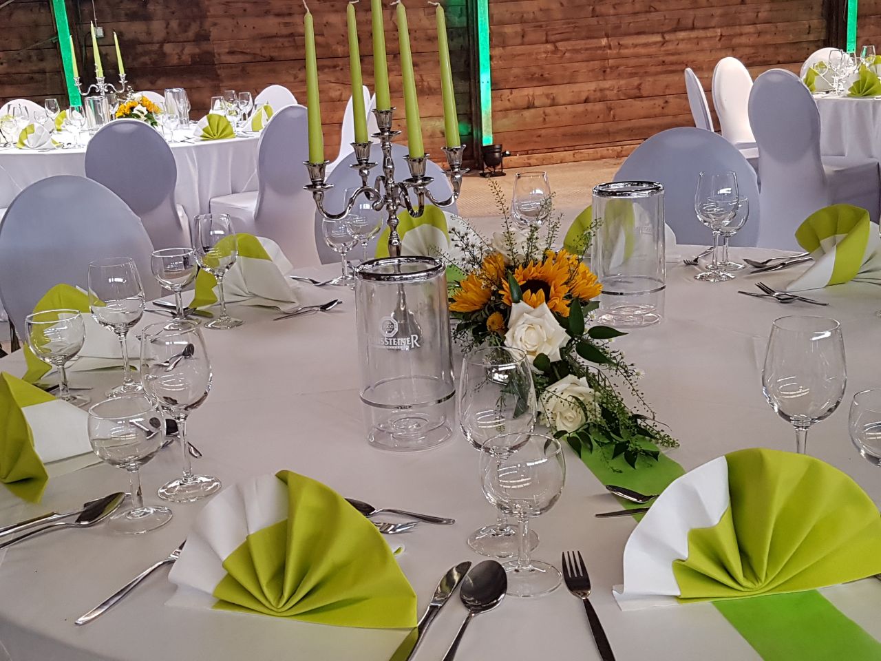 Tisch gedeckt für eine Hochzeit